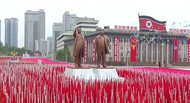 Севернокорејци у паради поводом завршетка конгреса Радничке партије(ВИДЕО)